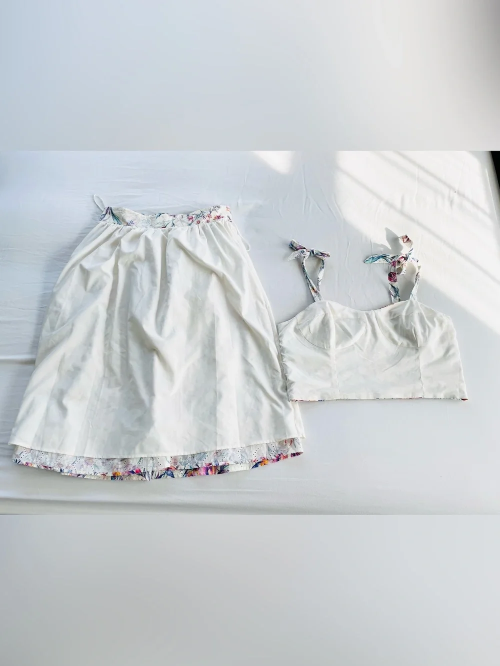 Like new Steve Madden 2 piece matching floral skirt + crop top set. Sz M/L.